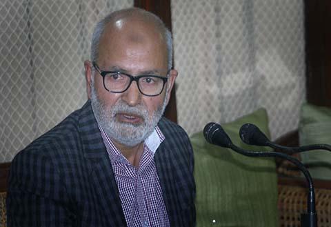 Akhtar visits Govt schools in Gulab Bagh, Zakura, Khanyar